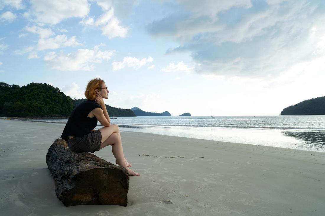 Vrouw aan het strand